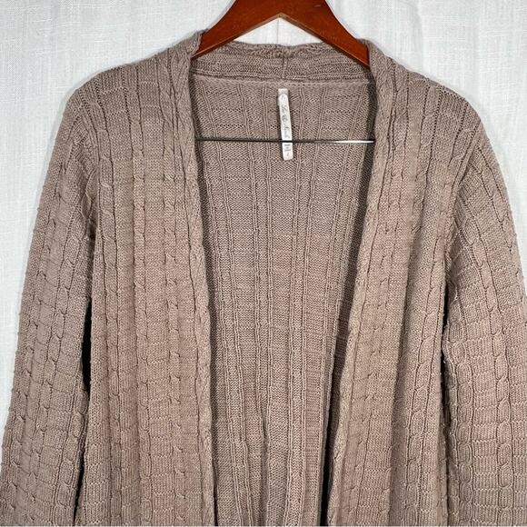 Leo & Nicole Tan Cable Knit Long Cardigan Size L - Picture 2 of 7